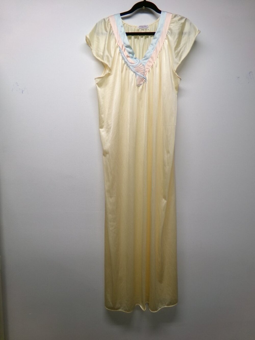Vtg 70-80s Vanity Fair Shiny Nylon Pastel Trim Flutter Sleeve Long Nightgown L